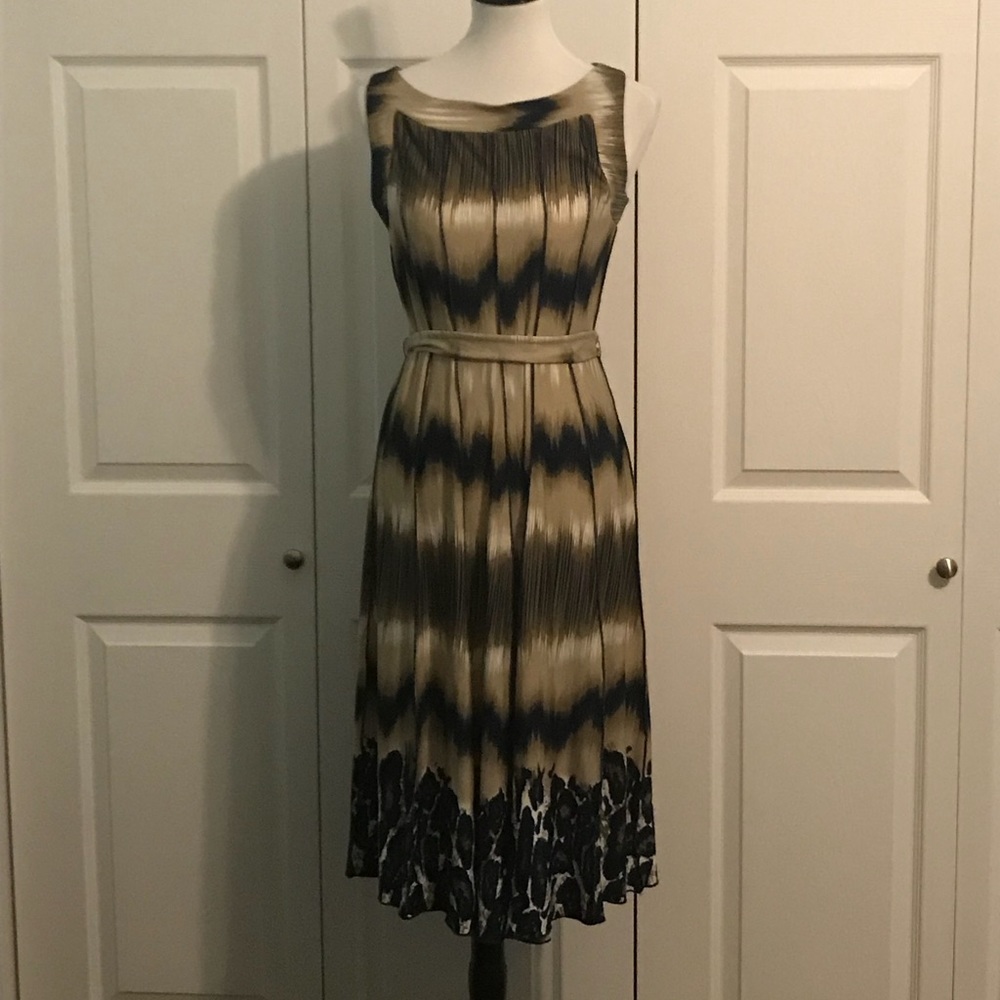Beautiful Voir Voir Navy & Tan Dress.  Size 8.